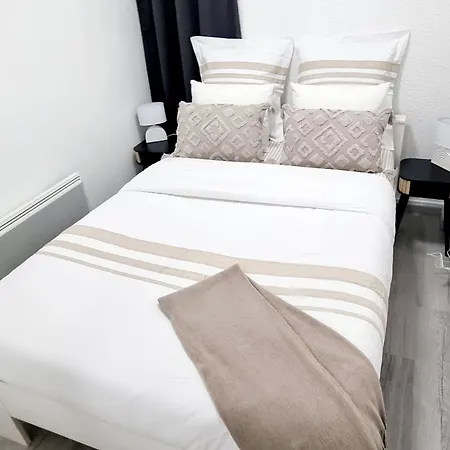 Contemporain Aux Portes De Geneve * فيرني-فولتير، أين